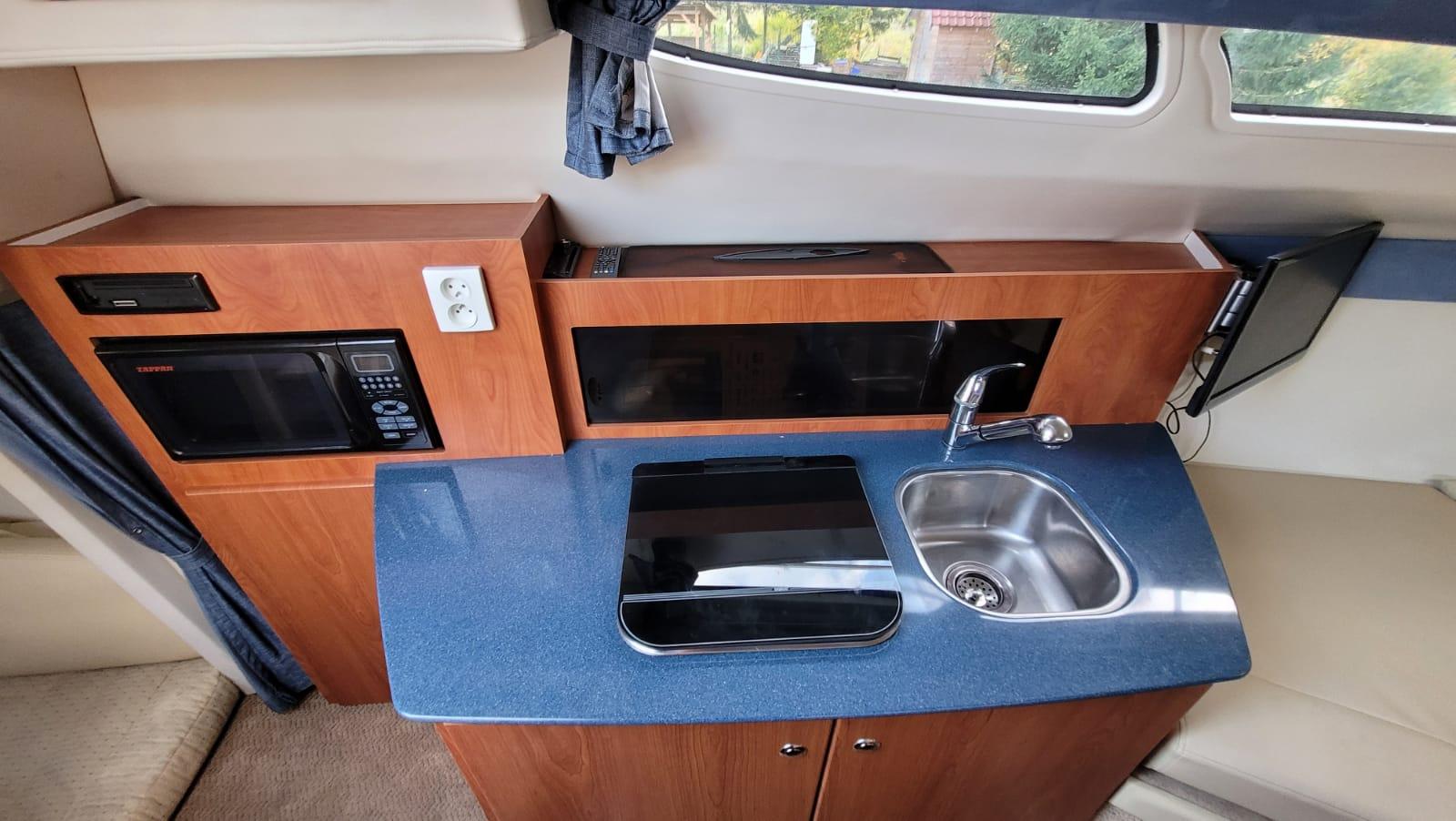 Jacht motorowy BAYLINER 275