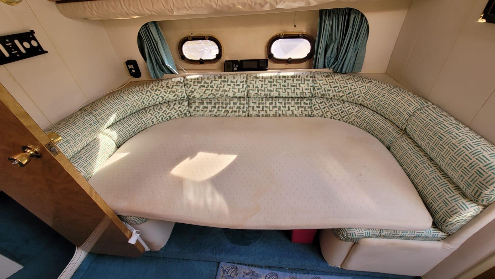 Jach motorowy marki Princess 366 RIVIERA 