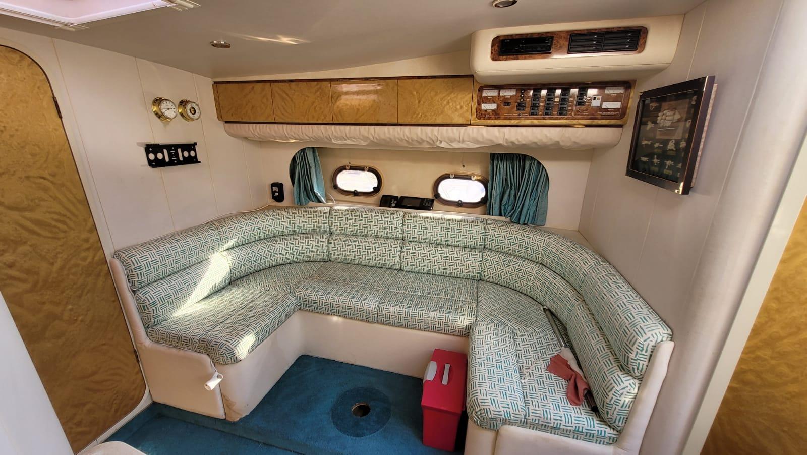 Jach motorowy marki Princess 366 RIVIERA 