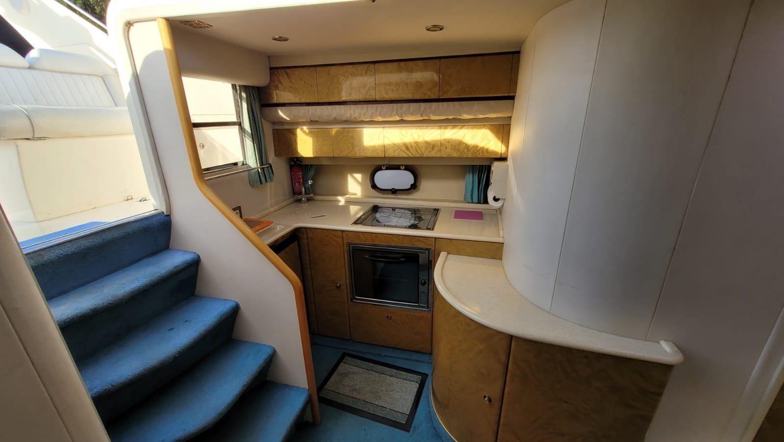 Jach motorowy marki Princess 366 RIVIERA 
