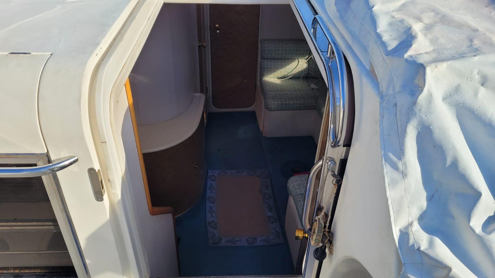 Jach motorowy marki Princess 366 RIVIERA 
