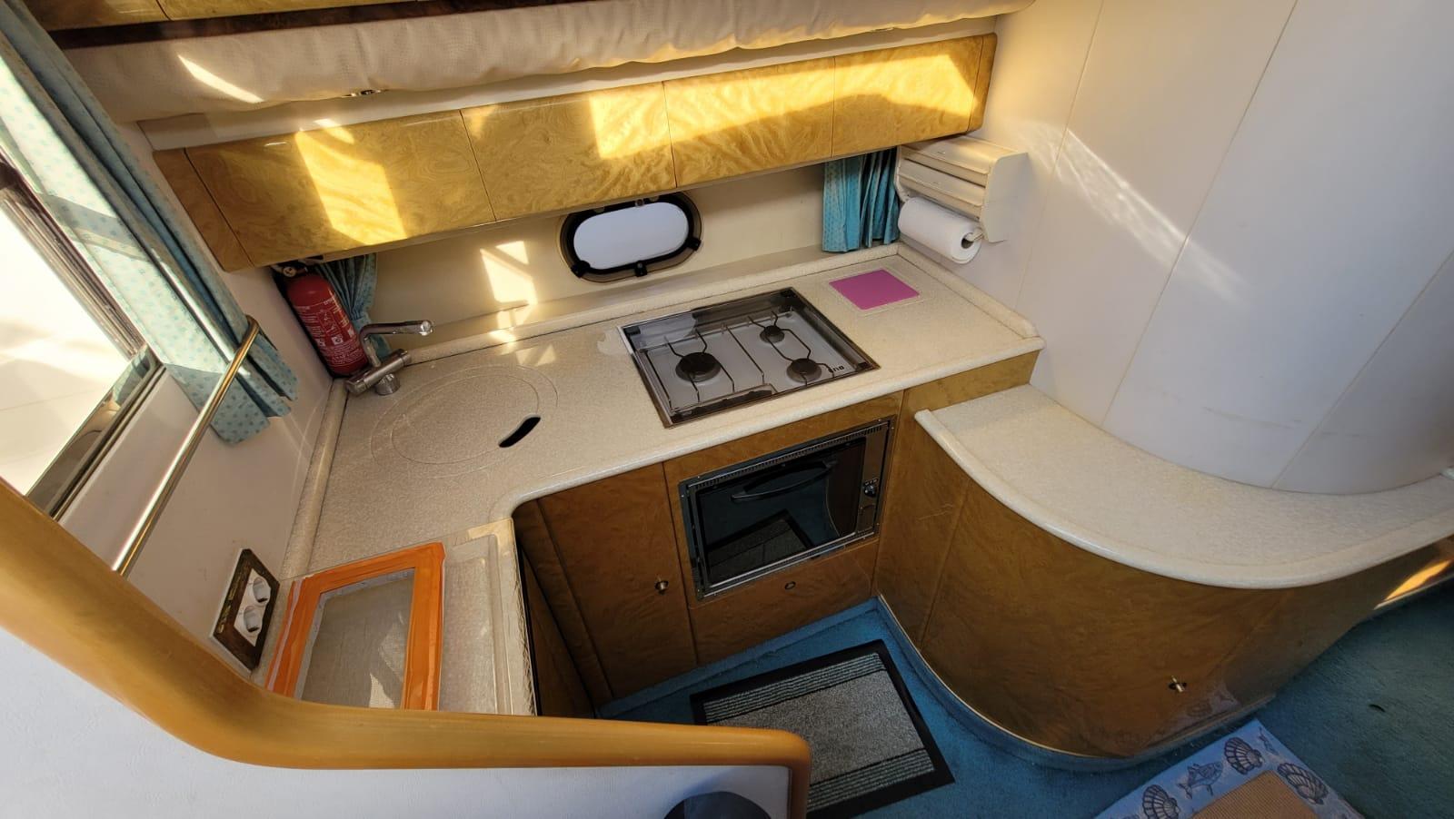 Jach motorowy marki Princess 366 RIVIERA 