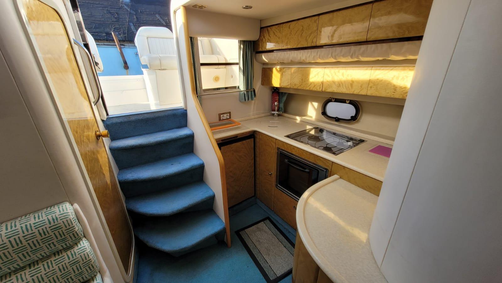 Jach motorowy marki Princess 366 RIVIERA 