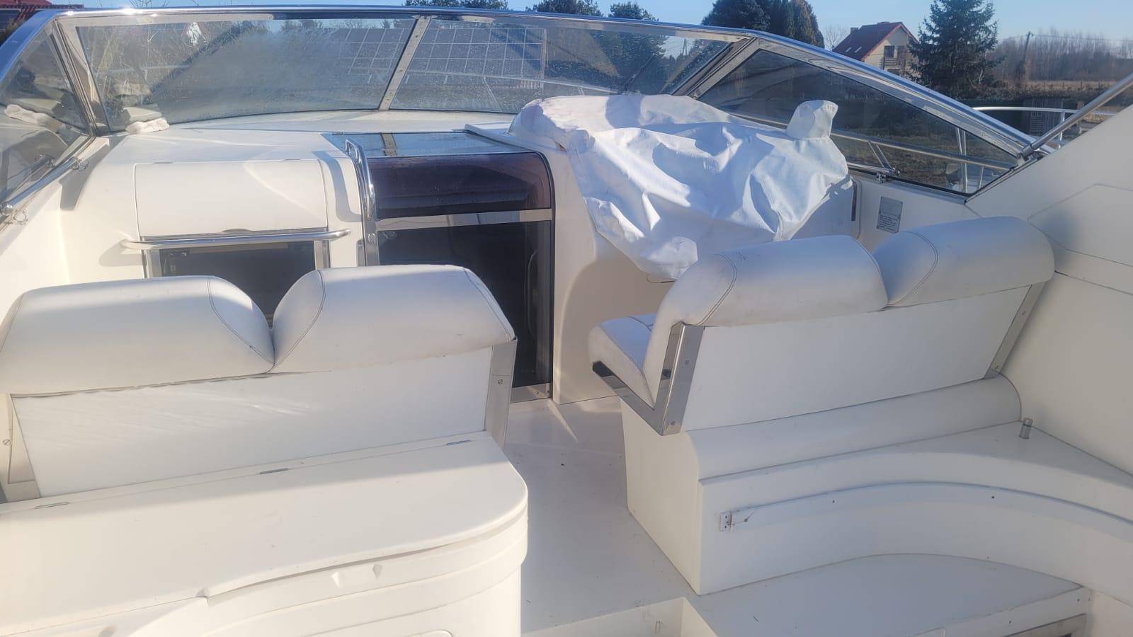 Jach motorowy marki Princess 366 RIVIERA 