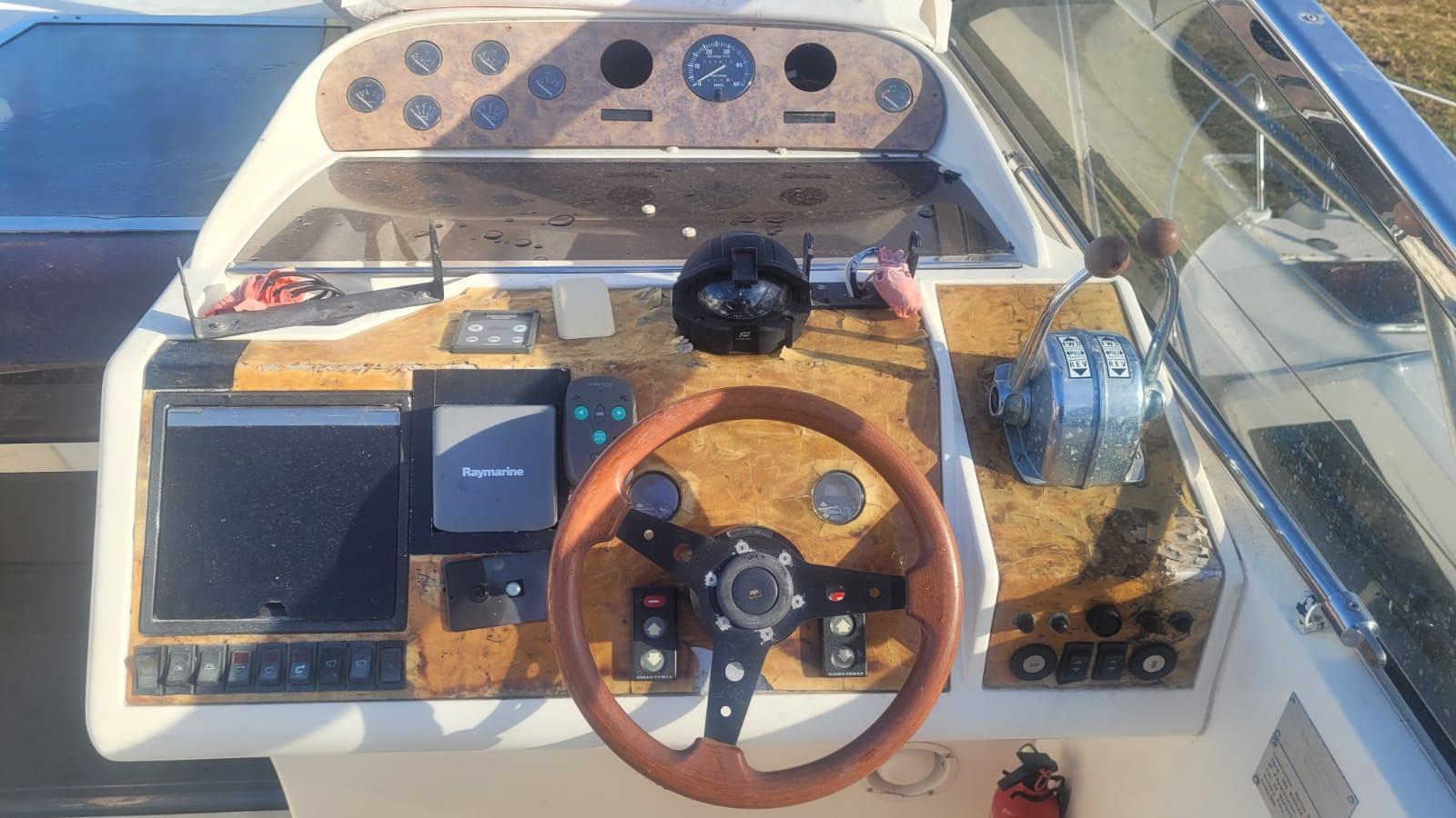 Jach motorowy marki Princess 366 RIVIERA 