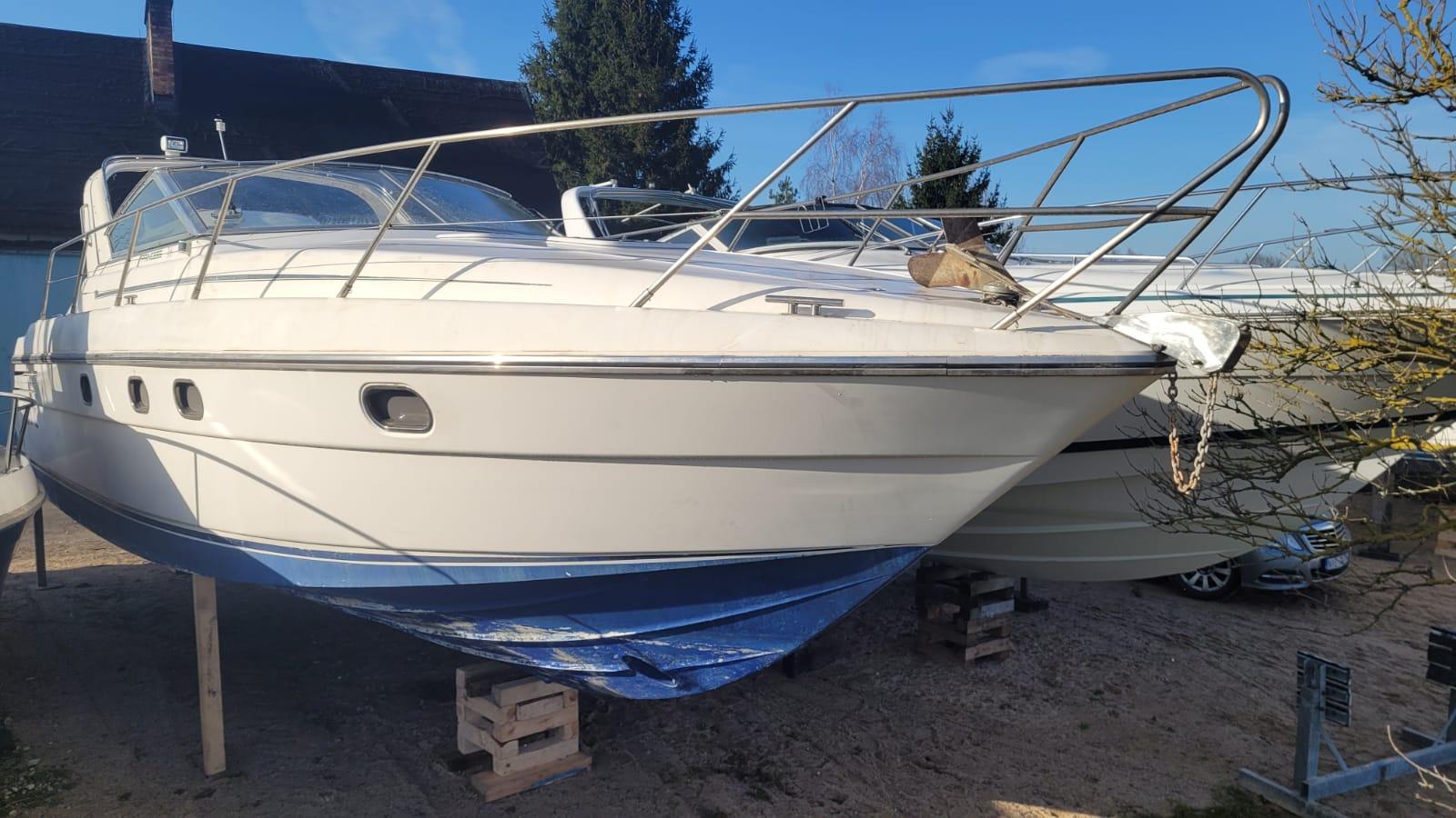 Jach motorowy marki Princess 366 RIVIERA 