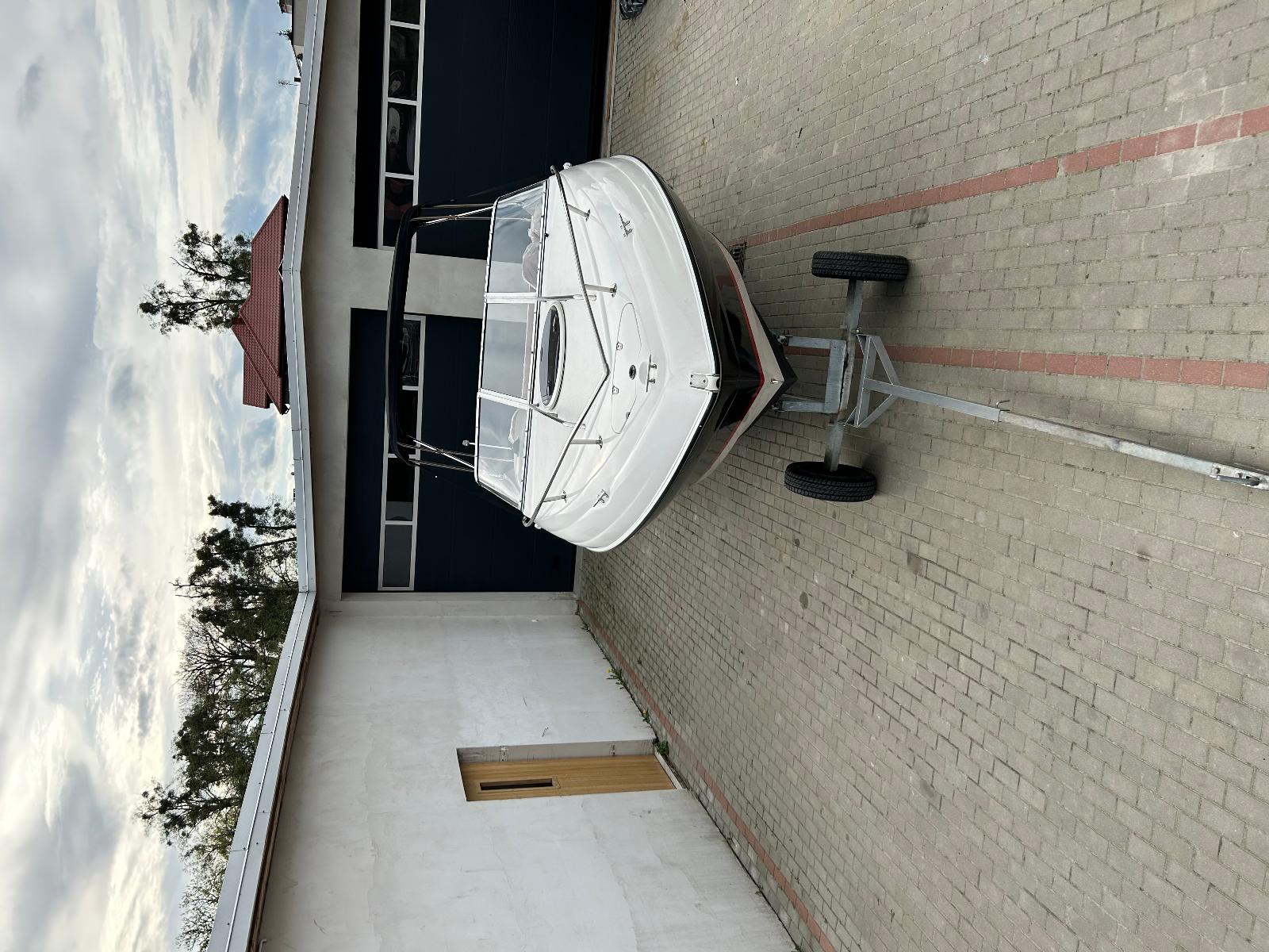 Four Winns 225 Soundower - Silnik VOLVO PENTA 200 V6 rok 2019