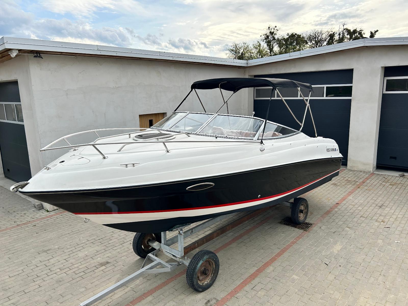 Four Winns 225 Soundower - Silnik VOLVO PENTA 200 V6 rok 2019