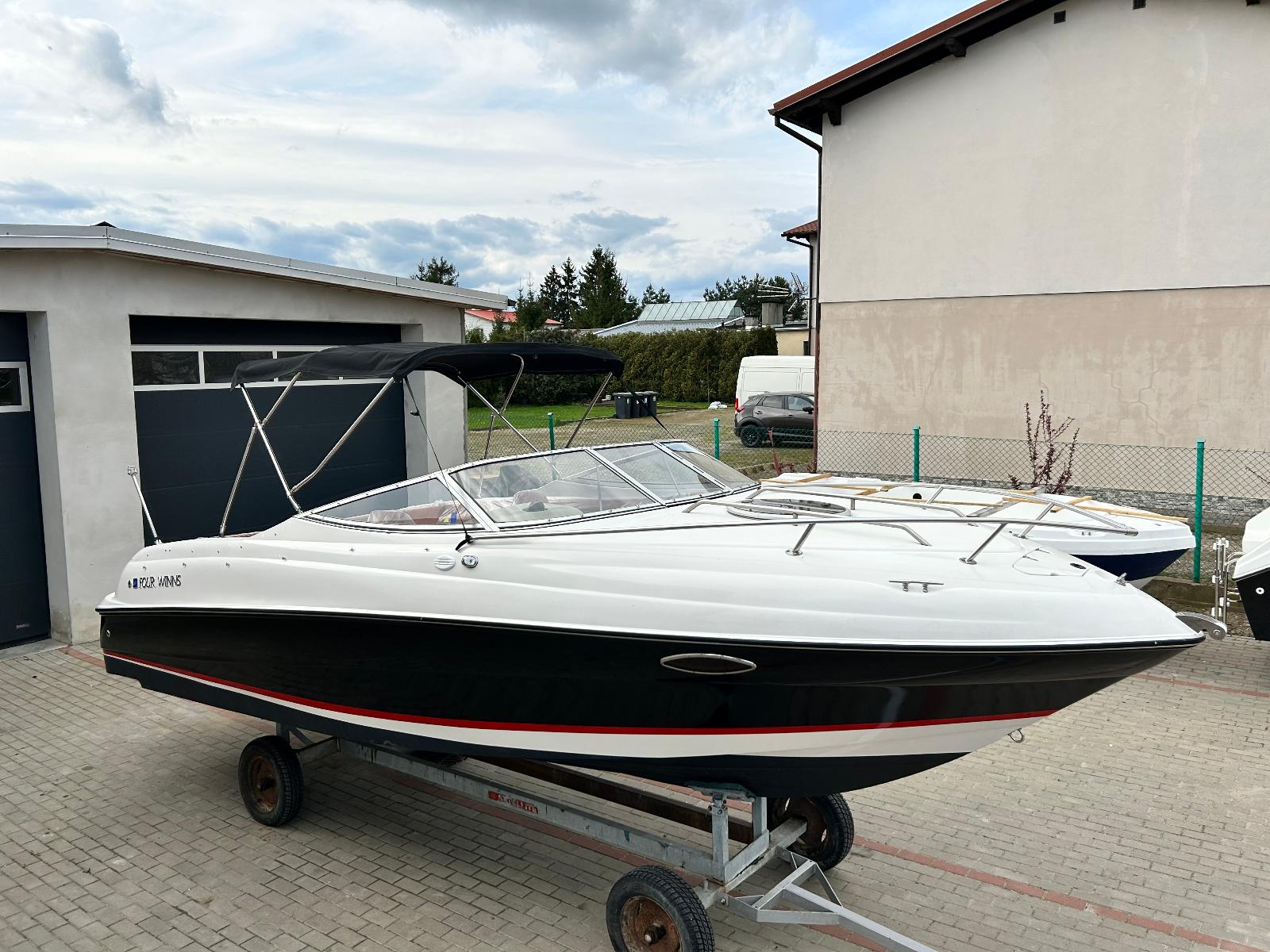 Four Winns 225 Soundower - Silnik VOLVO PENTA 200 V6 rok 2019