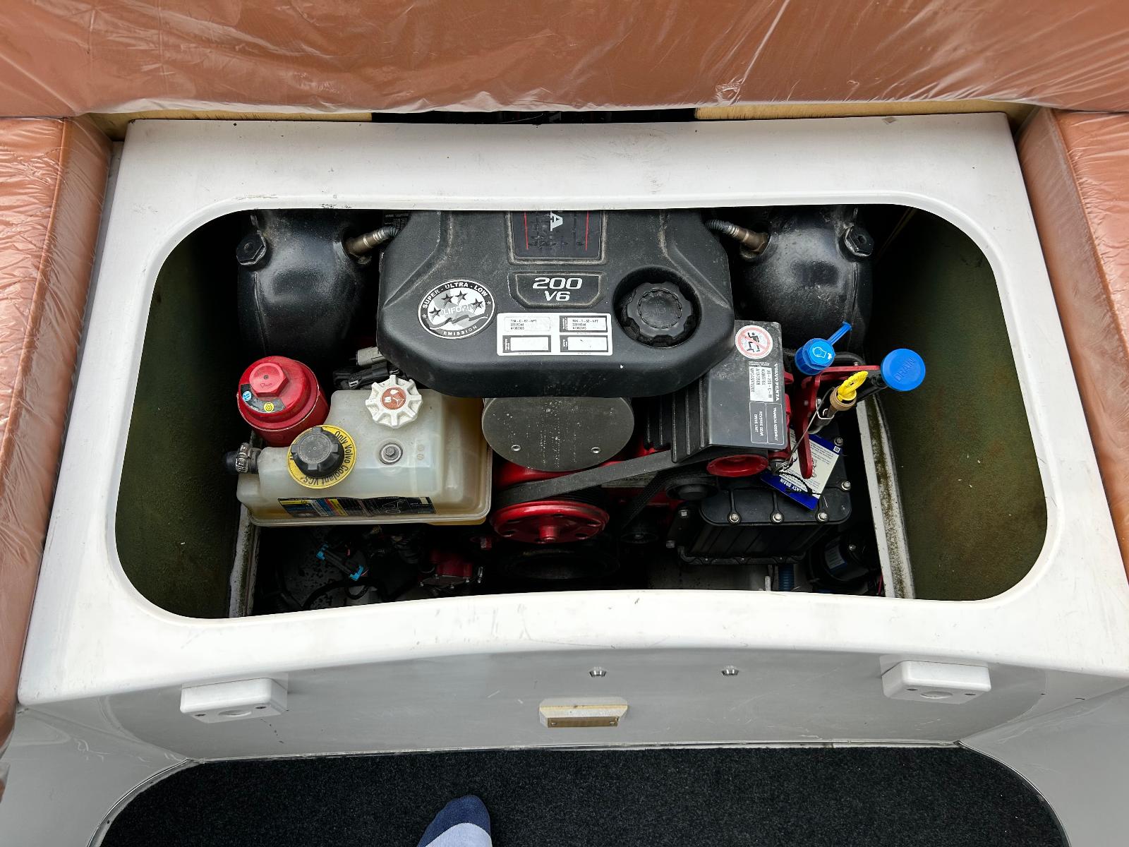 Four Winns 225 Soundower - Silnik VOLVO PENTA 200 V6 rok 2019