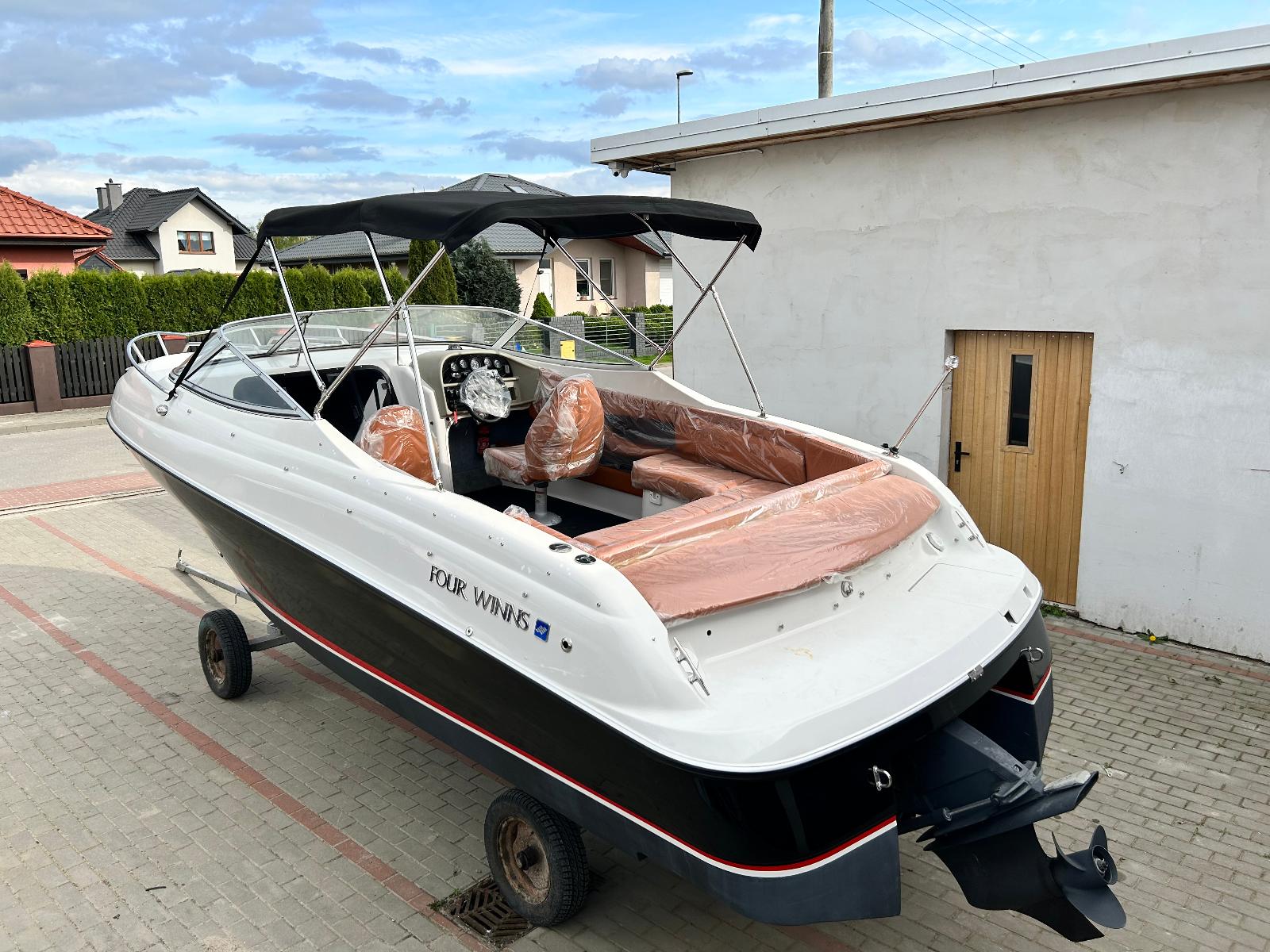 Four Winns 225 Soundower - Silnik VOLVO PENTA 200 V6 rok 2019