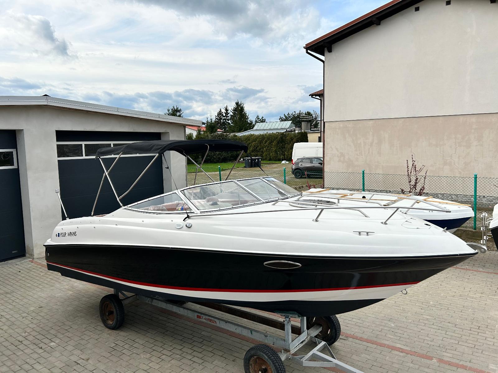 Four Winns 225 Soundower - Silnik VOLVO PENTA 200 V6 rok 2019