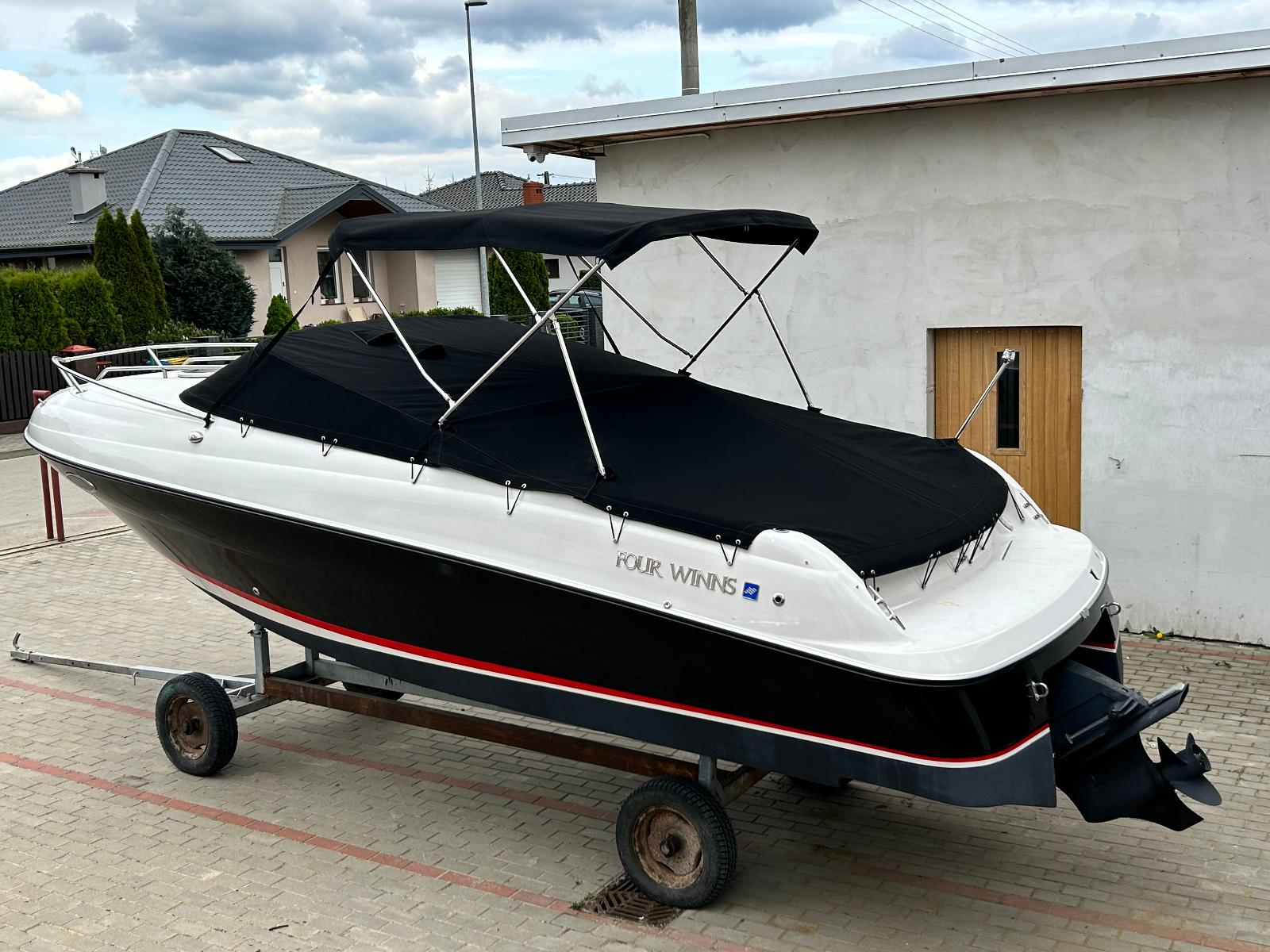 Four Winns 225 Soundower - Silnik VOLVO PENTA 200 V6 rok 2019